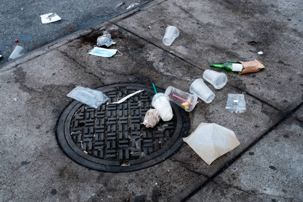 garbage objects left on floor in public space - litter imagens e fotografias de stock