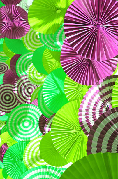 camadas de roxo e verde limão plissado arte decorativa na luz do sol - lime green pleated pattern green - fotografias e filmes do acervo