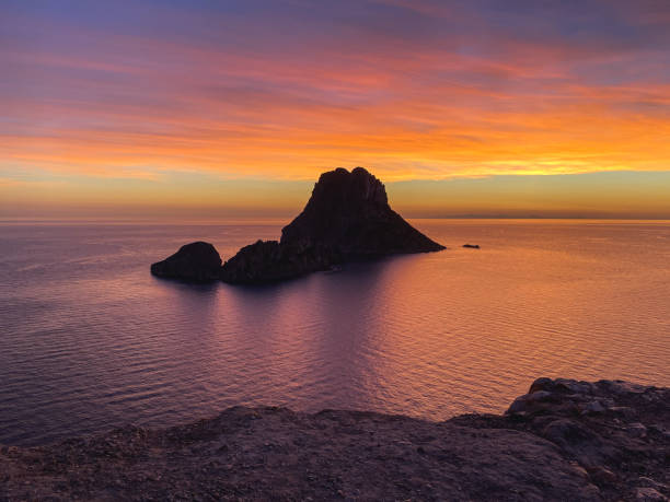 es vedra con una puesta de sol sobre el mar - islas baleares fotografías e imágenes de stock