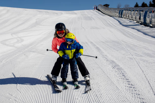 famiglia felice, sciare in italia in una giornata di sole, bambini e adulti che sciano insieme - sunny day mountain mountain range winter foto e immagini stock