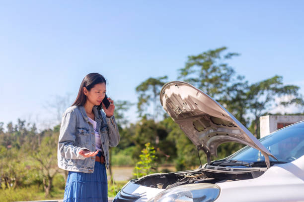 istock Desperate woman calling emergency help smartphone. 1386192768