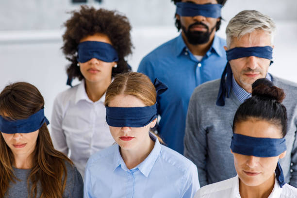 никто не может видеть реальность! - blindfold стоковые фото и изображения