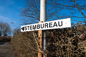 schild-zum-wahllokal.jpg?b=1&s=170x170&k=20&c=zfUeomGSnc36wDcMBU3LvBZdKW60UC-yGAf-YOxokj0=