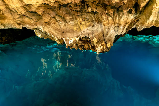 アラセナのグルータデラスマラヴィラス洞窟の眺め - stalagmite ストックフォトと画像