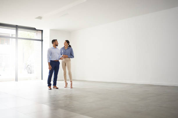 foto de un joven agente de bienes raíces mostrando a un cliente una casa - real estate real estate agent sold house fotografías e imágenes de stock