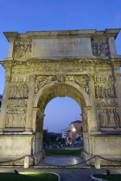 istock Benevento: Arco di Traiano, Roman arch, by night 1386235363