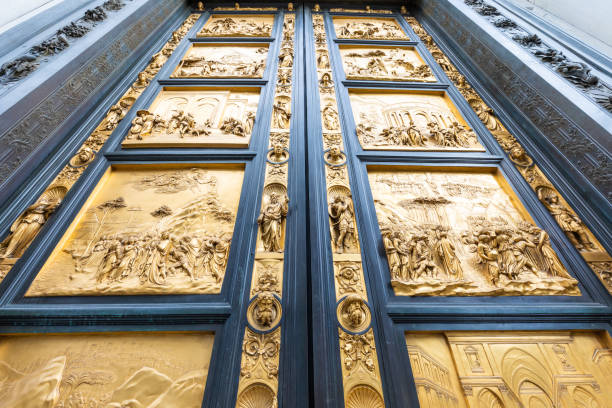 portão de florença do paraíso: a porta principal do batistério de florença - battistero di san giovanni - localizada em frente à catedral - florence italy italy sky cathedral - fotografias e filmes do acervo