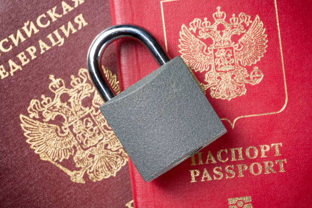 sanciones a rusia y concepto de guerra de ucrania. pasaportes de la federación rusa con candado. - cultura rusa fotografías e imágenes de stock