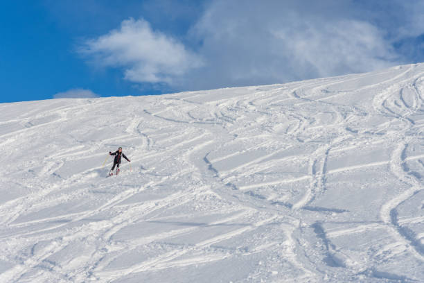 노르웨이 의 눈 산에서 스키를 타는 여성 - skiing sports helmet powder snow ski goggles 뉴스 사진 이미지