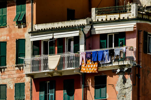 casas coloridas em veneza, em cinque terre, ligúria, itália - cinqueterre - fotografias e filmes do acervo