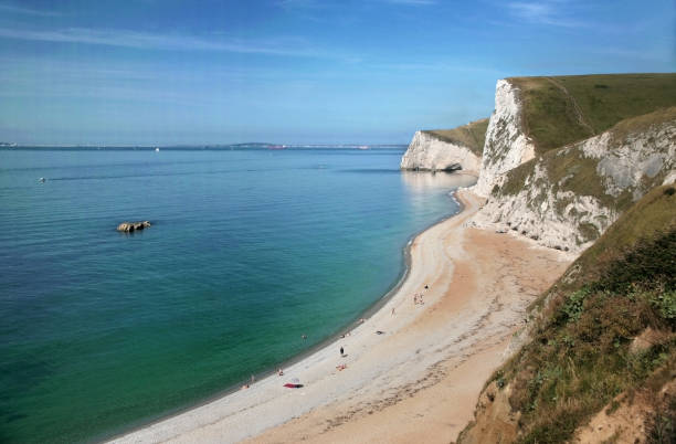 la plage de durdle door, site du patrimoine mondial de la côte jurassique, dorset, royaume-uni - jurassic coast world heritage site photos et images de collection