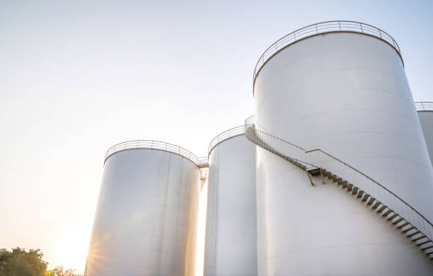 geschwungene treppe des grundöllagertanks in der erdölfabrik mit blauem himmel. industrielle erdölanlage. grundöl für automobilmotorenöl- und industrieölanwendungen. - storage tank stock-fotos und bilder