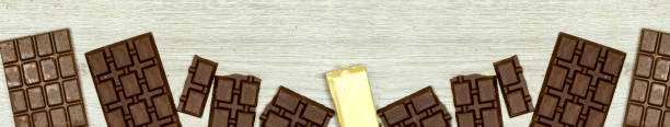 bandeira de leite e barras de chocolate preto, branco em mesa de madeira - chocolate candy unhealthy eating eating food and drink - fotografias e filmes do acervo