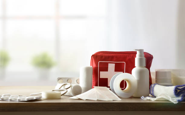 テーブル上の家庭内事故の治療法のための基本的なホームキット - bandage sheers ストックフォトと画像