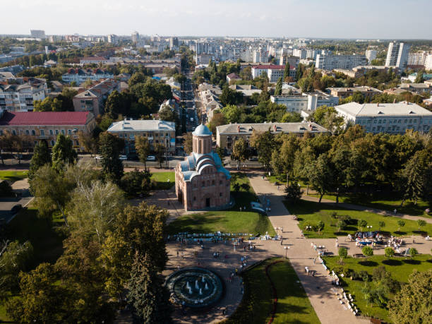 vista cênica da igreja pyatnytska st. paraskeva pyatnitsa em chernihiv, ucrânia - period costume fotos - fotografias e filmes do acervo