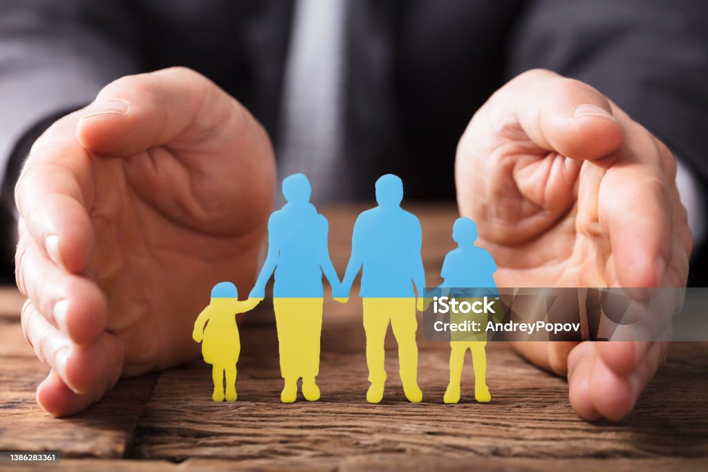 Unternehmer die Hand schützen Familie Figuren - Lizenzfrei Ukraine Stock-Foto