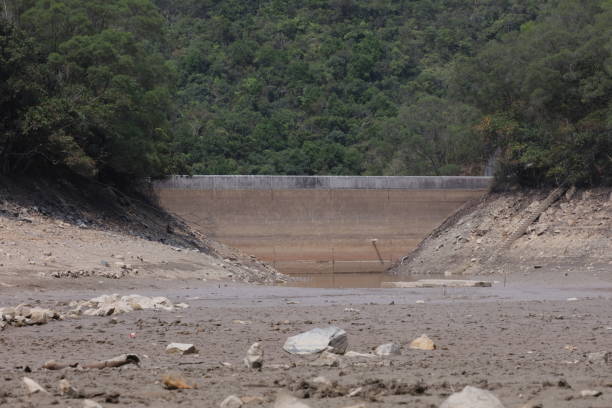 Dry reservoir and dam