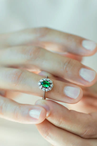 anillo de diamante - women diamond gem precious gem fotografías e imágenes de stock