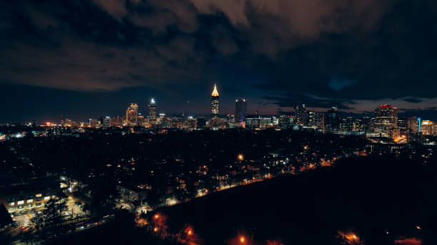 horizonte de atlanta visível à distância durante a noite - bank of america plaza - fotografias e filmes do acervo