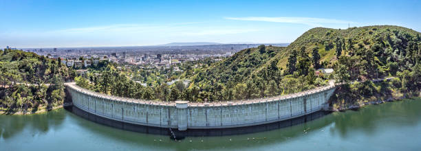 réservoir d’eau du lac hollywood - hollywood california skyline city of los angeles panoramic photos et images de collection