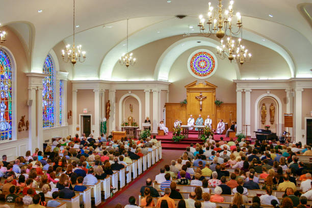 crowded church - church interior imagens e fotografias de stock