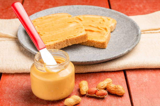 peanut butter sandwich on a wooden table - lanche da tarde imagens e fotografias de stock