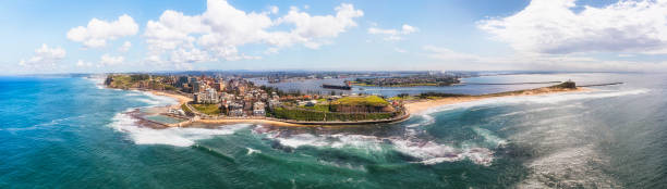 d newcastle 2 pool 2 padella per la testa - surfing new south wales beach australia foto e immagini stock