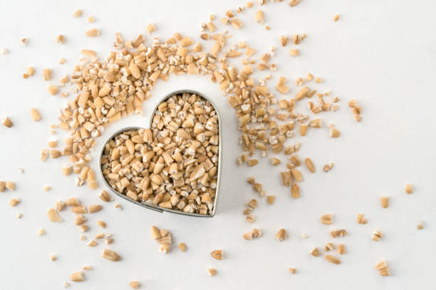 avena tagliata in acciaio a forma di cuore - steel cut oats foto e immagini stock