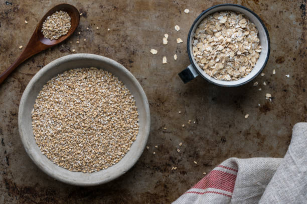 avena tagliata e laminata in acciaio - steel cut oats foto e immagini stock