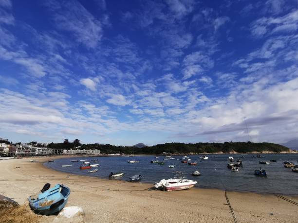 tung wan aus peng chau, hongkong unter strahlend blauem himmel - clear sky outdoors canoeing china stock-fotos und bilder