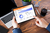 mann-der-website-traffic-analysedaten-auf-dem-tablet-anzeigt.jpg?b=1&s=170x170&k=20&c=0Kv3oOtBVNfXlrbWQzpWxH1GWyM7BmGFj_LgtLK6Eyc=