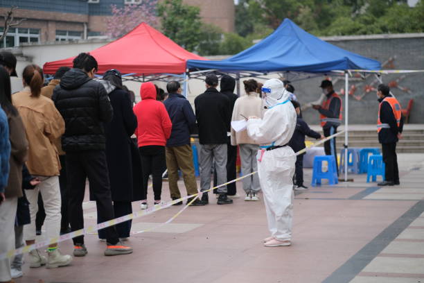 many chinese people line up to receive nucleic acid test for covid-19 coronavirus at local community - china covid imagens e fotografias de stock