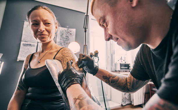 zrobienie tatuażu na ramieniu - tattoo men human arm shoulder zdjęcia i obrazy z banku zdjęć