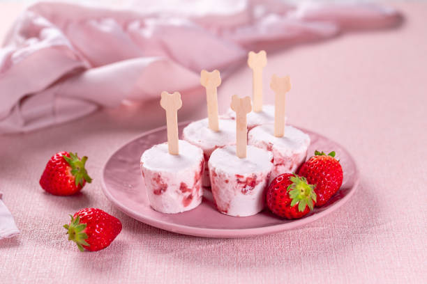 Homemade strawberry vanilla yogurt popsicles Homemade strawberry vanilla yogurt popsicles Frozen Yogurt stock pictures, royalty-free photos & images