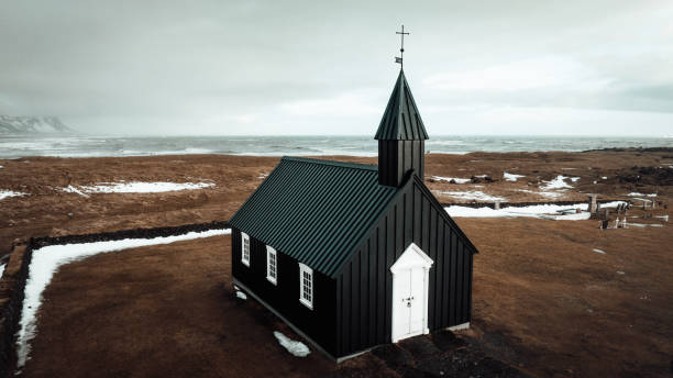 schwarze kirche budhir in budir snaefellsness búðakirkja im winter island - snaefellsnes stock-fotos und bilder