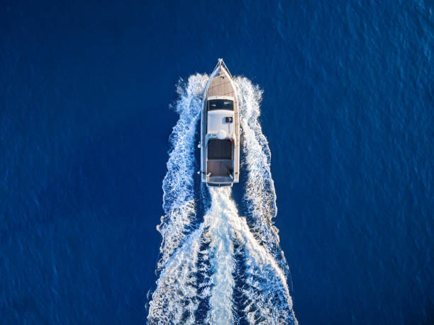 motoscafi che corrono lungo il mare aperto - mezzo di trasporto marittimo foto e immagini stock