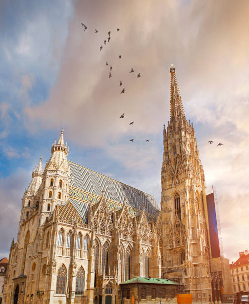 stephansdom in wien - glockenturm stock-fotos und bilder