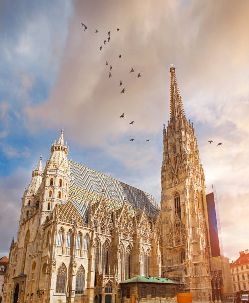 st. stephen's cathedral (stephansdom) in wien - stephansplatz imagens e fotografias de stock