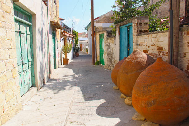 cypr: wąska przytulna uliczka w mieście omodos w piękny słoneczny dzień. - cypriot culture zdjęcia i obrazy z banku zdjęć