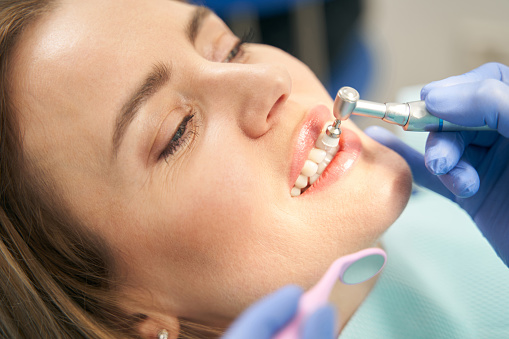 Mujer que recibe tratamiento de blanqueamiento dental en clínica dental photo