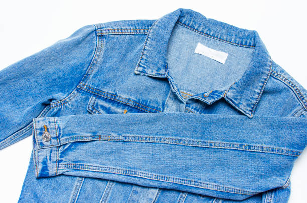 nahaufnahme blaue jeansjacke auf isoliertem weißem hintergrund draufsicht flacher kopierraum. denim, modische jacke, damen- oder herrentrendbekleidung, modehintergrund. - geist grafiken stock-fotos und bilder