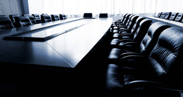 mesa de conferencias y sillas en la moderna sala de reuniones - sala de reuniones para directivos fotografías e imágenes de stock
