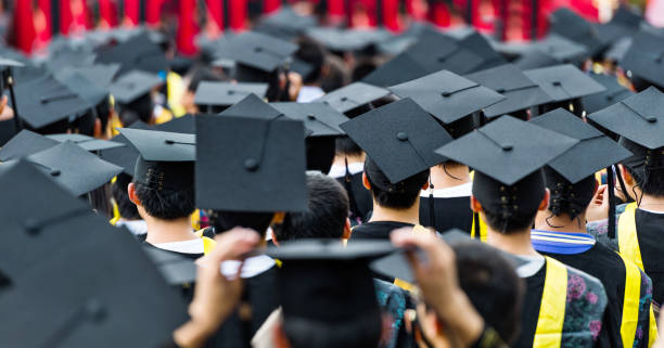 vue arrière des diplômés au début - remise de diplôme photos et images de collection