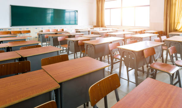 salle de classe vide avec bureaux, chaises et tableau noir - classroom photos et images de collection