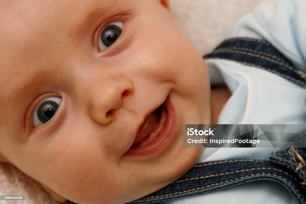 Chi può resistere a un sorriso che - Foto stock royalty-free di Bebé