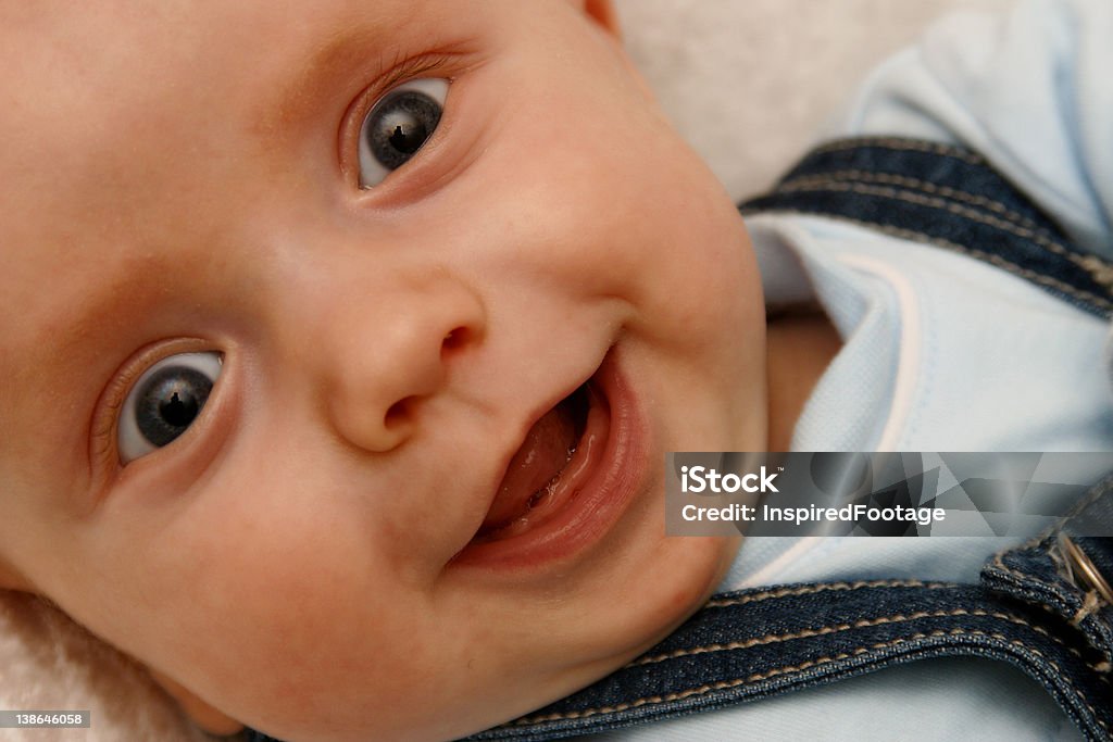 Quem pode resistir que sorriso - Foto de stock de Bebê royalty-free