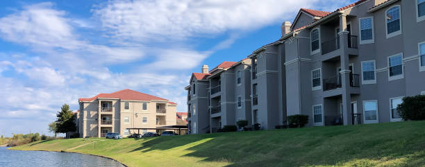 complexe d’appartements avec vue panoramique sur le front de mer près de l’étang de rétention à lewisville, texas, amérique - retention pond photos et images de collection