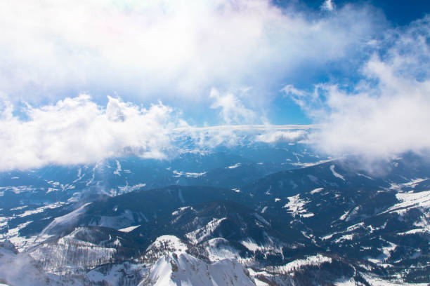 zimowy mglisty widok ze szczytu masywu dachstein - skiing snow ski slope sunlight zdjęcia i obrazy z banku zdjęć