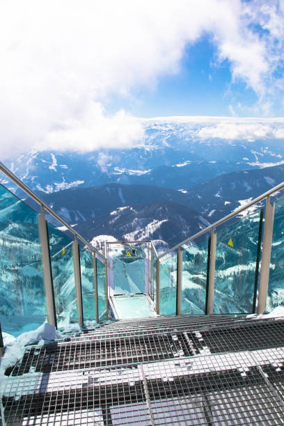 spektakularny alpejski widok ze schodami donikąd na ośnieżonym szczycie dachstein, schladming, styria, austria - snow ski zdjęcia i obrazy z banku zdjęć