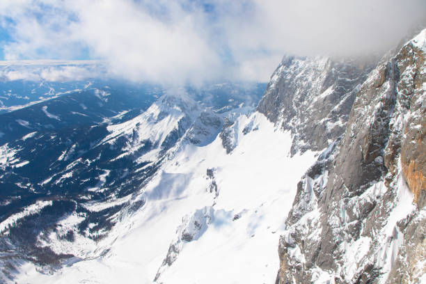 zimowy mglisty widok ze szczytu masywu dachstein - skiing snow ski slope sunlight zdjęcia i obrazy z banku zdjęć